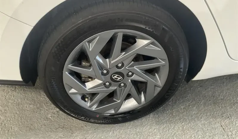 
								2024 Hyundai i30 CN7.V2 MY24 HEV 1.6P DCT White 6 Speed Auto Dual Cl full									