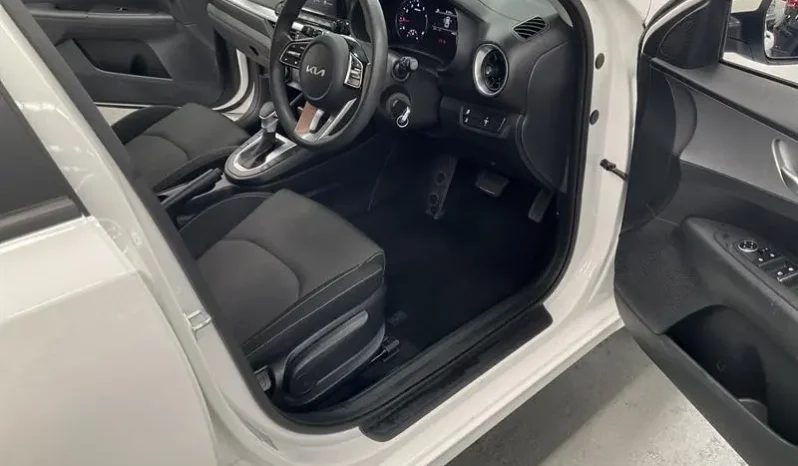 
								2023 Kia Cerato BD MY23 S White 6 Speed Automatic Hatchback full									