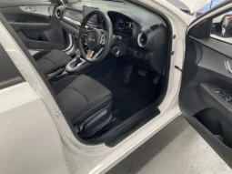 
										2023 Kia Cerato BD MY23 S White 6 Speed Automatic Hatchback full									