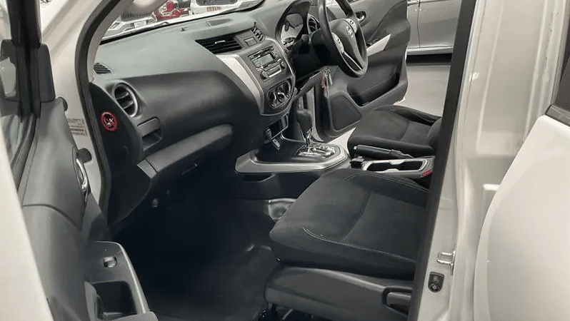 
								2019 Nissan Navara D23 Series 4 MY19 RX (4×2) White 7 Speed full									